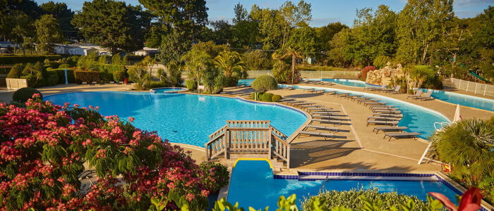 Passez de superbes vacances les pieds dans l’eau dans un camping d’Ardèche en bord de rivière avec piscine chauffée